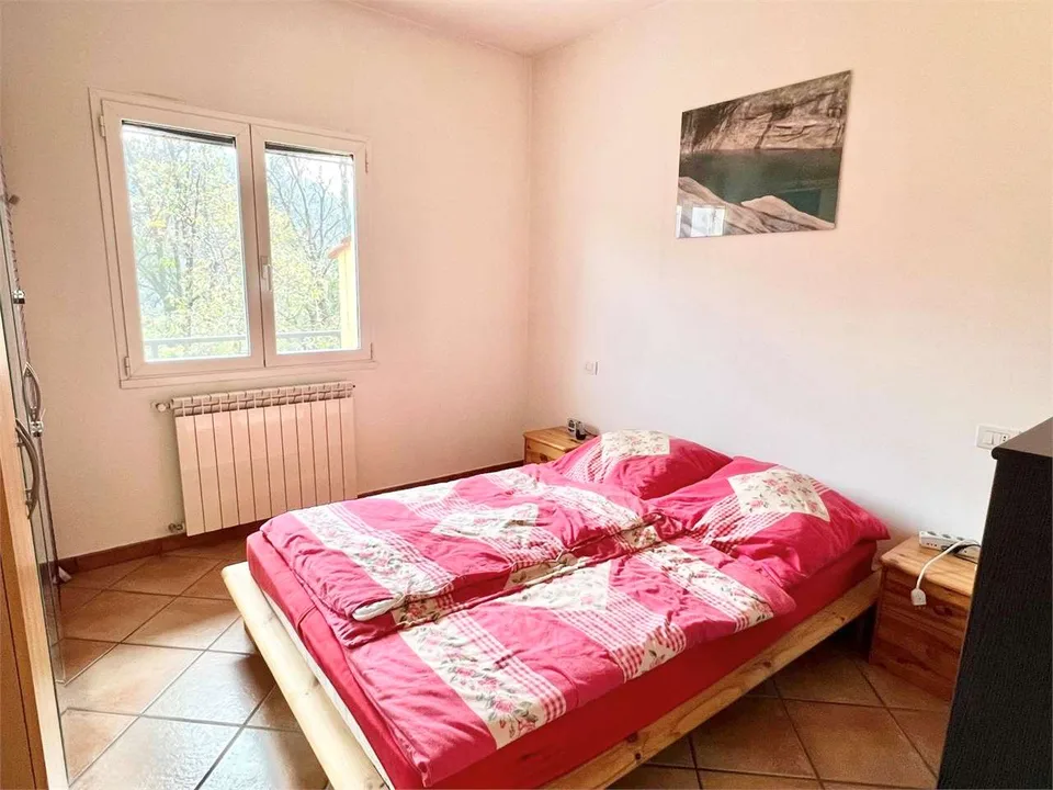 Sorgfältig ausgestattete Dreizimmerwohnung mit großer Terrasse, Garten und Schwimmbad – Foto 6 von 13