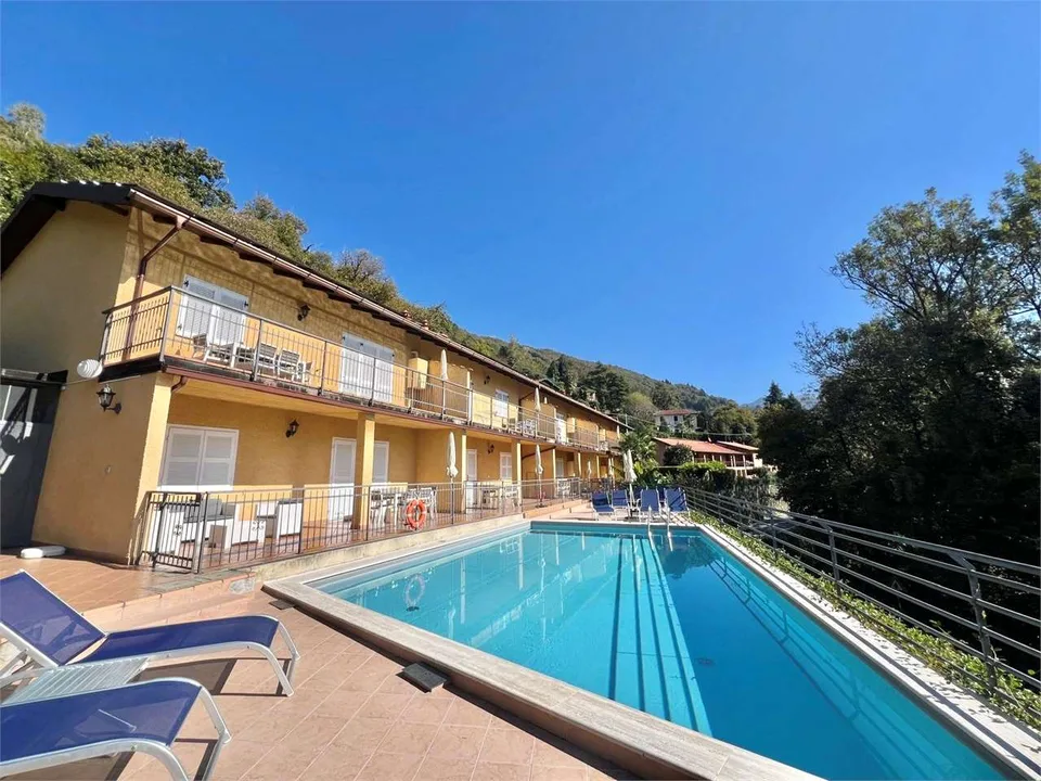 Curato trilocale con grande terrazza, giardino e piscina condominiale