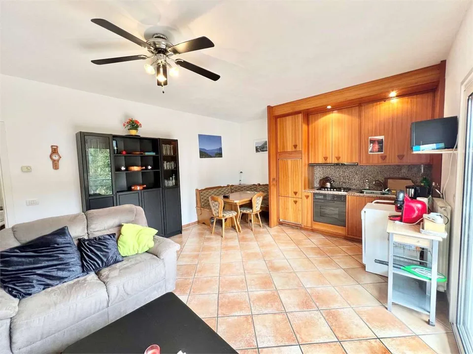 Sorgfältig ausgestattete Dreizimmerwohnung mit großer Terrasse, Garten und Schwimmbad