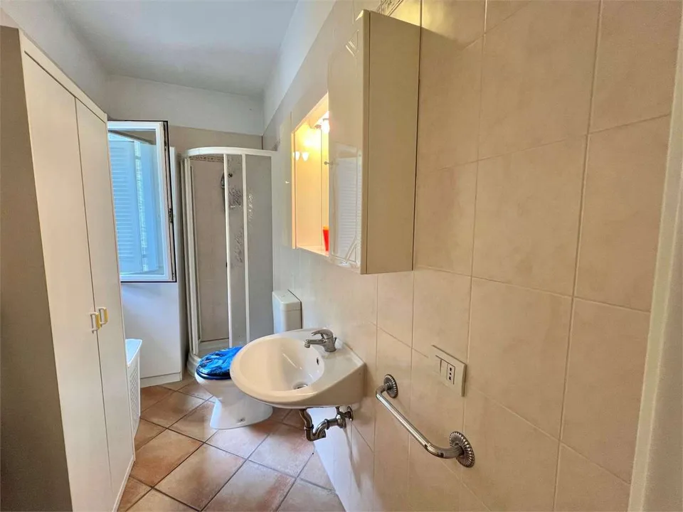 Sorgfältig ausgestattete Dreizimmerwohnung mit großer Terrasse, Garten und Schwimmbad – Foto 8 von 13
