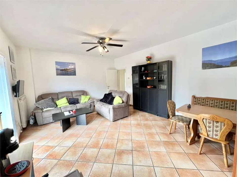 Sorgfältig ausgestattete Dreizimmerwohnung mit großer Terrasse, Garten und Schwimmbad