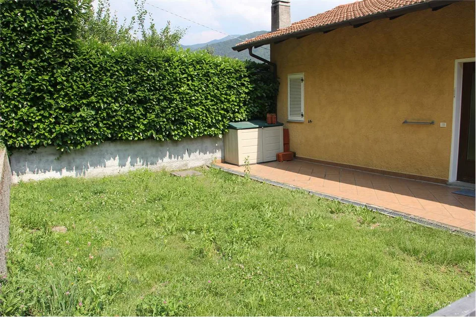 Sorgfältig ausgestattete Dreizimmerwohnung mit großer Terrasse, Garten und Schwimmbad – Foto 10 von 13