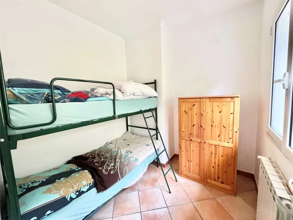 Sorgfältig ausgestattete Dreizimmerwohnung mit großer Terrasse, Garten und Schwimmbad – Foto 7 von 13