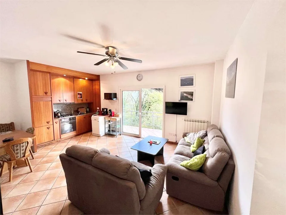 Sorgfältig ausgestattete Dreizimmerwohnung mit großer Terrasse, Garten und Schwimmbad