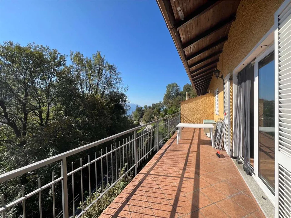 Sorgfältig ausgestattete Dreizimmerwohnung mit großer Terrasse, Garten und Schwimmbad – Foto 9 von 13