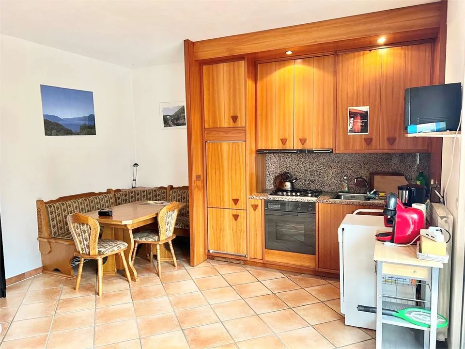 Sorgfältig ausgestattete Dreizimmerwohnung mit großer Terrasse, Garten und Schwimmbad