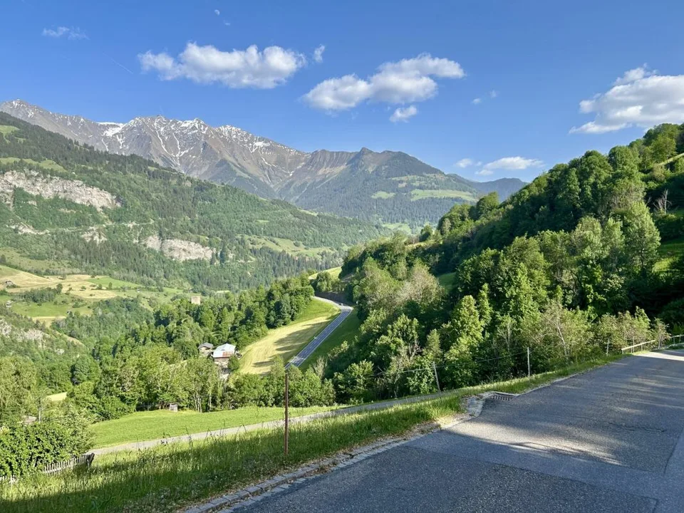 Sonniges Bauland mit Aussicht Platz für 2 Gebäude: Zwei Einfamilienhäuser oder ein grosszügiges Wohnbauprojekt