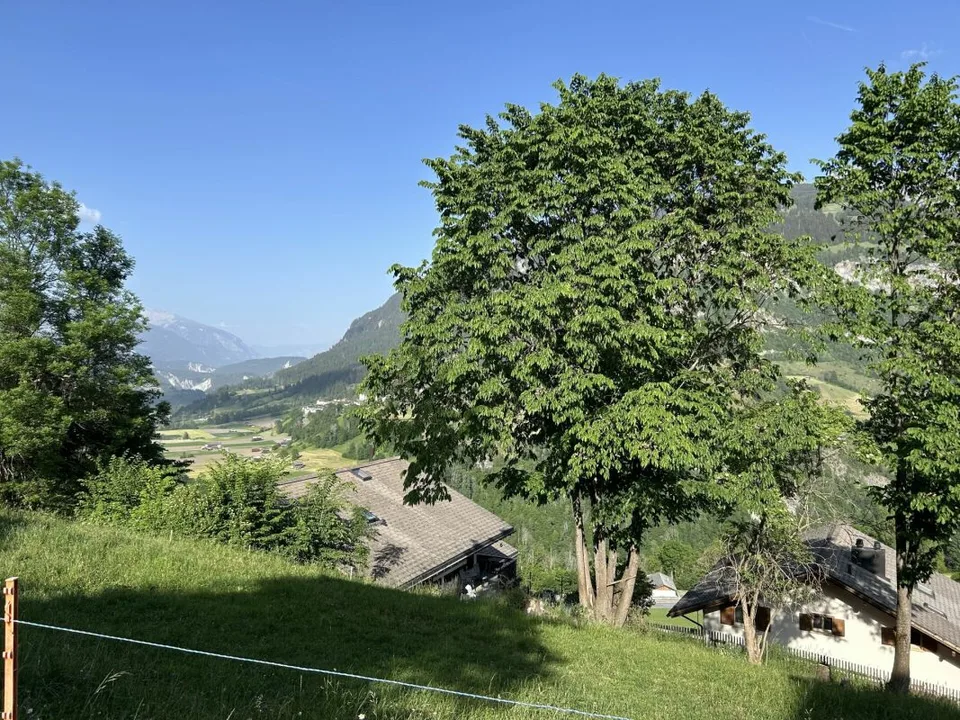 Sonniges Bauland mit Aussicht Platz für 2 Gebäude: Zwei Einfamilienhäuser oder ein grosszügiges Wohnbauprojekt