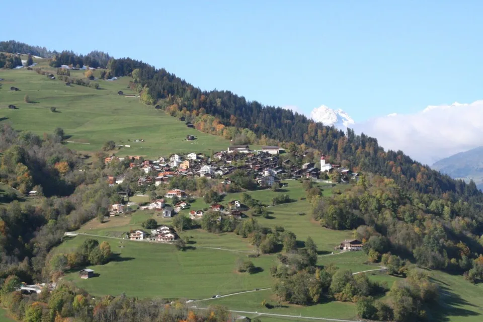 Sonniges Bauland mit Aussicht Platz für 2 Gebäude: Zwei Einfamilienhäuser oder ein grosszügiges Wohnbauprojekt