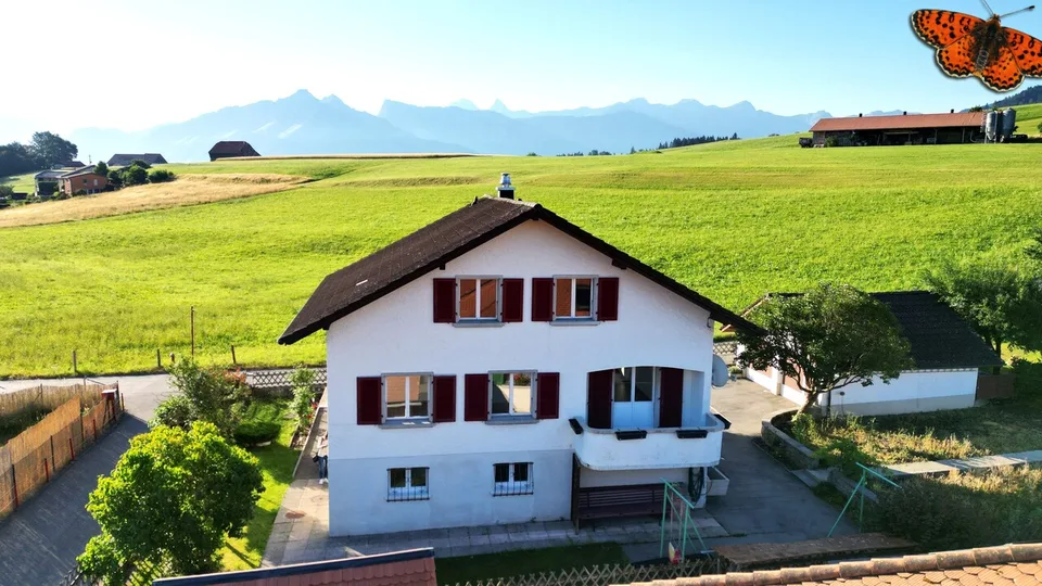 OPPORTUNITÀ A VUADENS: Casa di 2 appartamenti su grande terreno