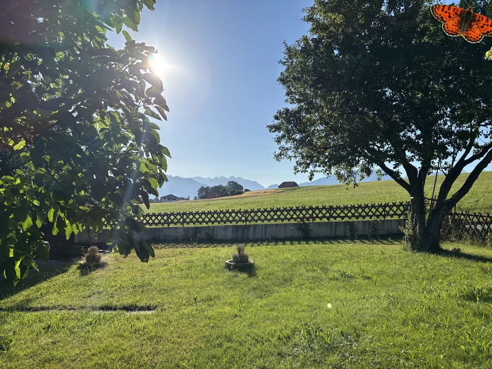 OPPORTUNITÀ A VUADENS: Casa di 2 appartamenti su grande terreno