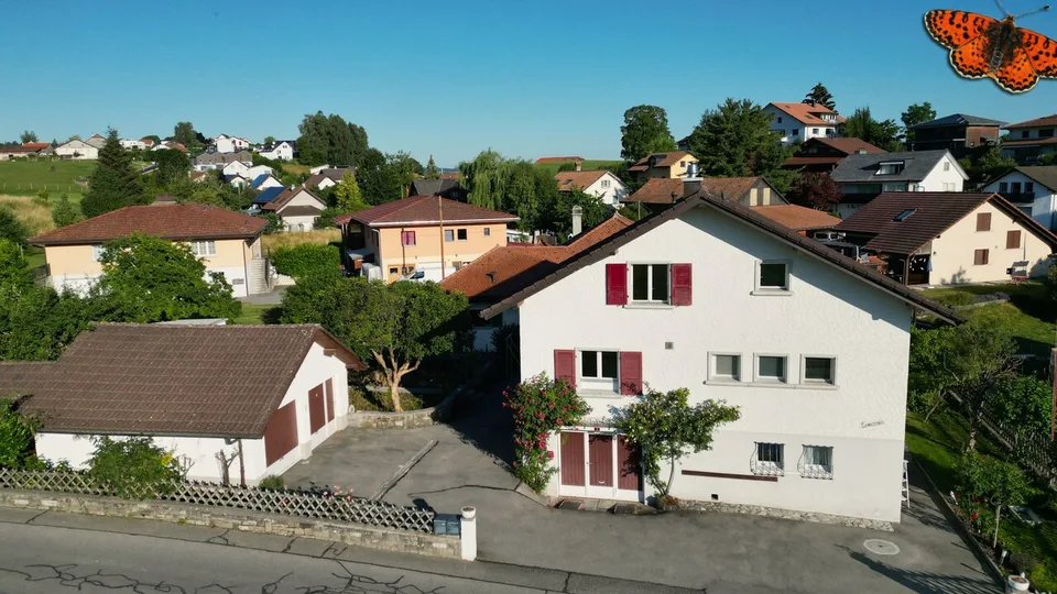 OPPORTUNITÀ A VUADENS: Casa di 2 appartamenti su grande terreno