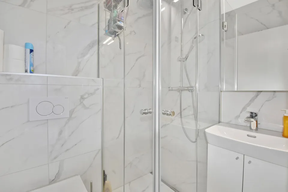 Appartement-maisonnette attractif de 5,5 pièces avec jardin, salle de loisirs et 3 places de parking souterraines – photo 18 sur 28