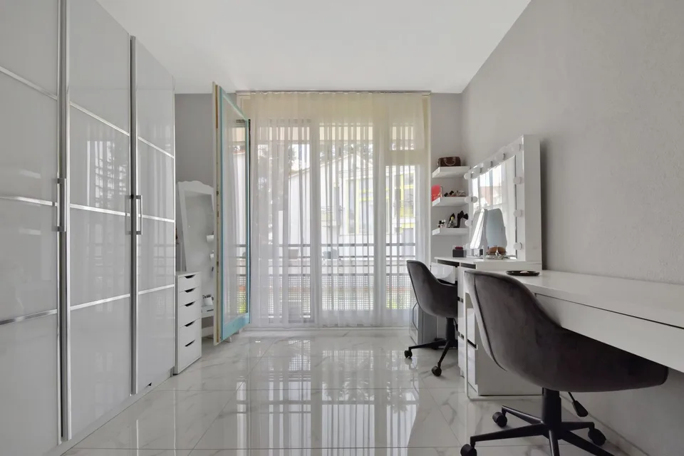Appartement-maisonnette attractif de 5,5 pièces avec jardin, salle de loisirs et 3 places de parking souterraines – photo 13 sur 28