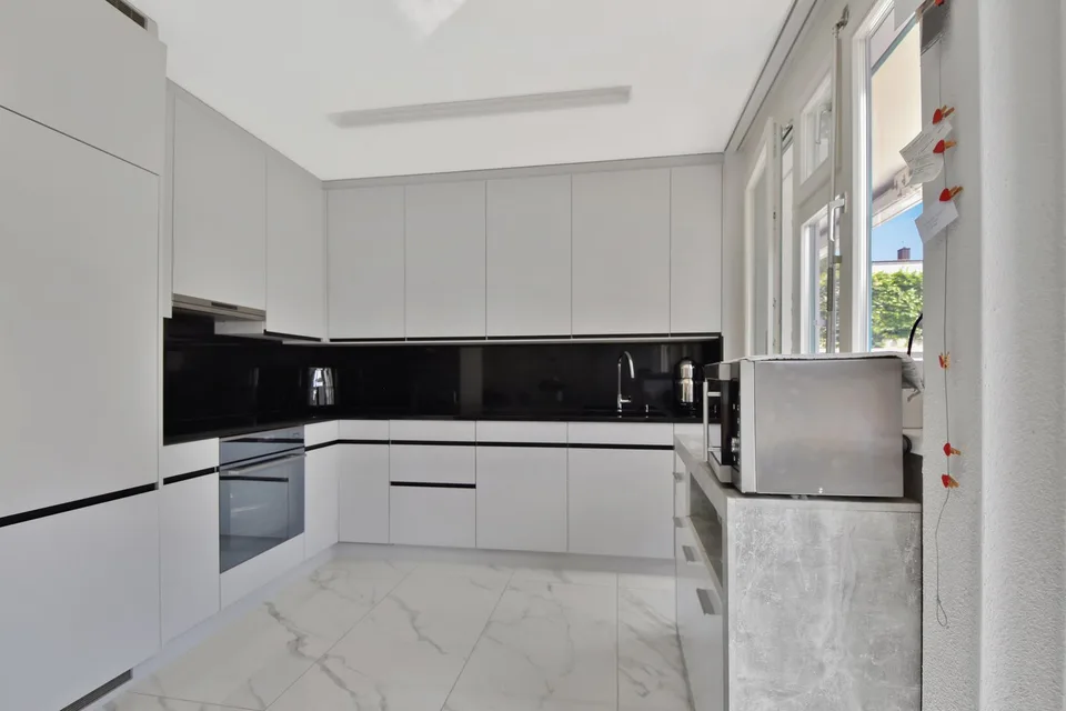 Appartement-maisonnette attractif de 5,5 pièces avec jardin, salle de loisirs et 3 places de parking souterraines – photo 6 sur 28