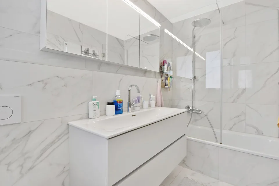 Appartement-maisonnette attractif de 5,5 pièces avec jardin, salle de loisirs et 3 places de parking souterraines – photo 17 sur 28