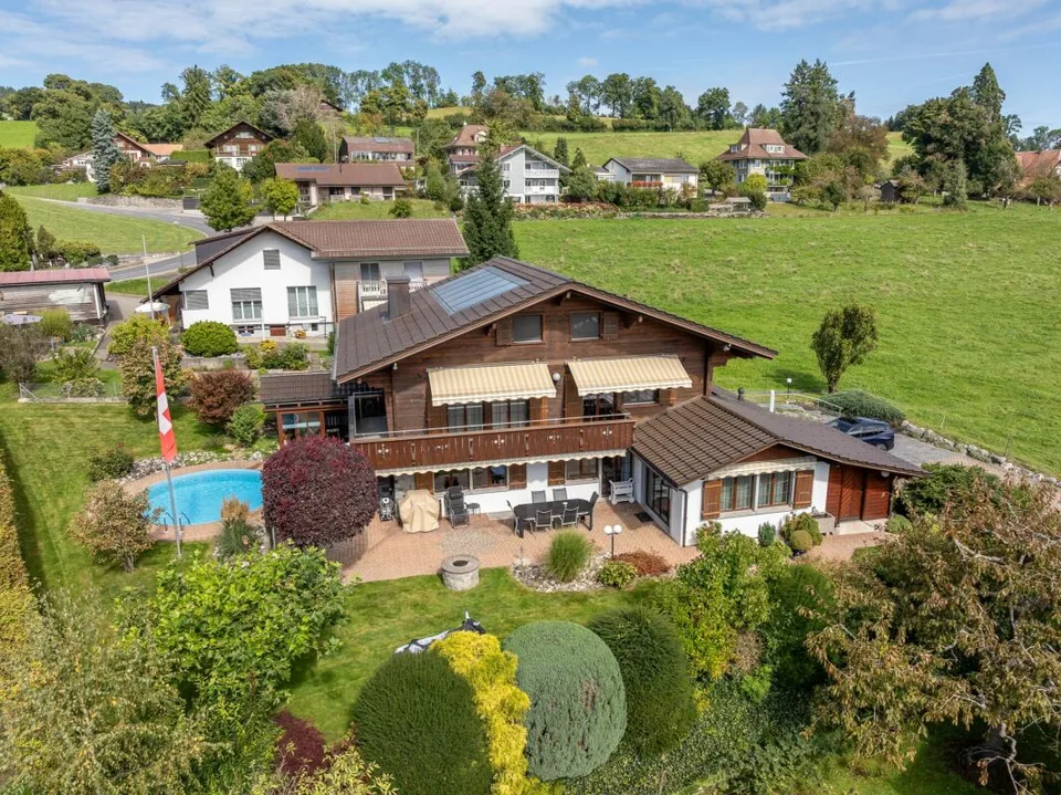 Ampio Chalet con Piscina & Vista sulle Alpi Bernesi a Riggisberg