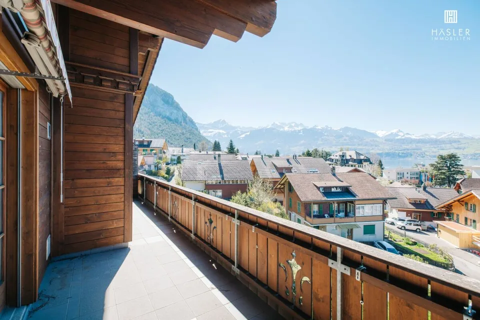 Appartement spacieux 4½-pièces sous les toits avec vue sur le lac et les montagnes