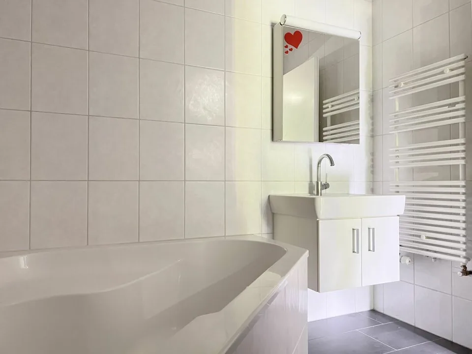 Sonnige 3.5-Zimmer-Eigentumswohnung mit Balkon, Keller und Einstellhallenplatz – Foto 10 von 24