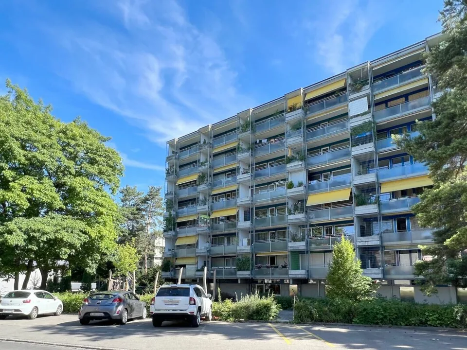 Sonnige 3.5-Zimmer-Eigentumswohnung mit Balkon, Keller und Einstellhallenplatz