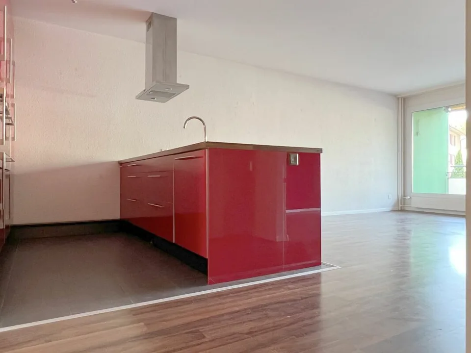 Sonnige 3.5-Zimmer-Eigentumswohnung mit Balkon, Keller und Einstellhallenplatz