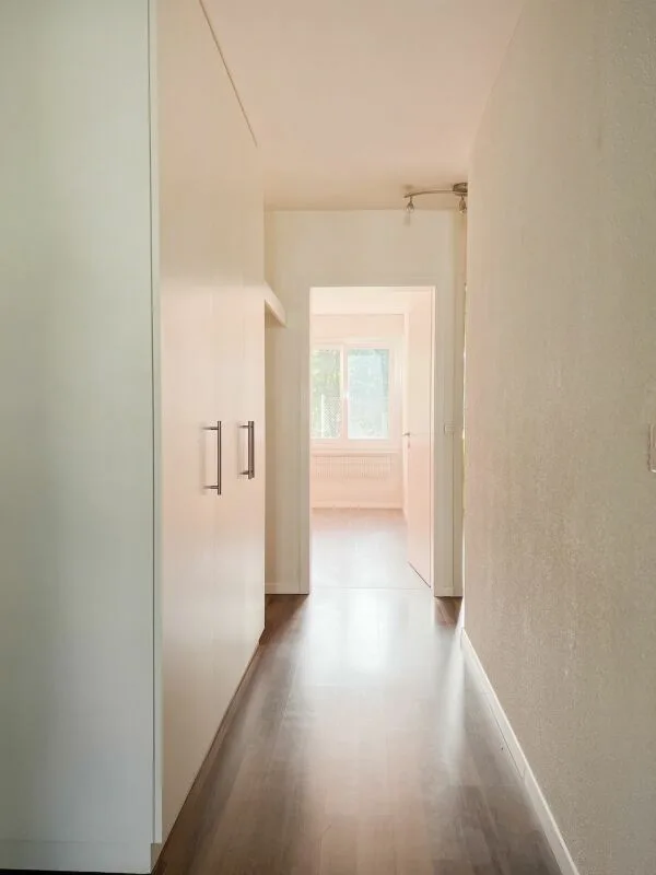 Sonnige 3.5-Zimmer-Eigentumswohnung mit Balkon, Keller und Einstellhallenplatz – Foto 8 von 24