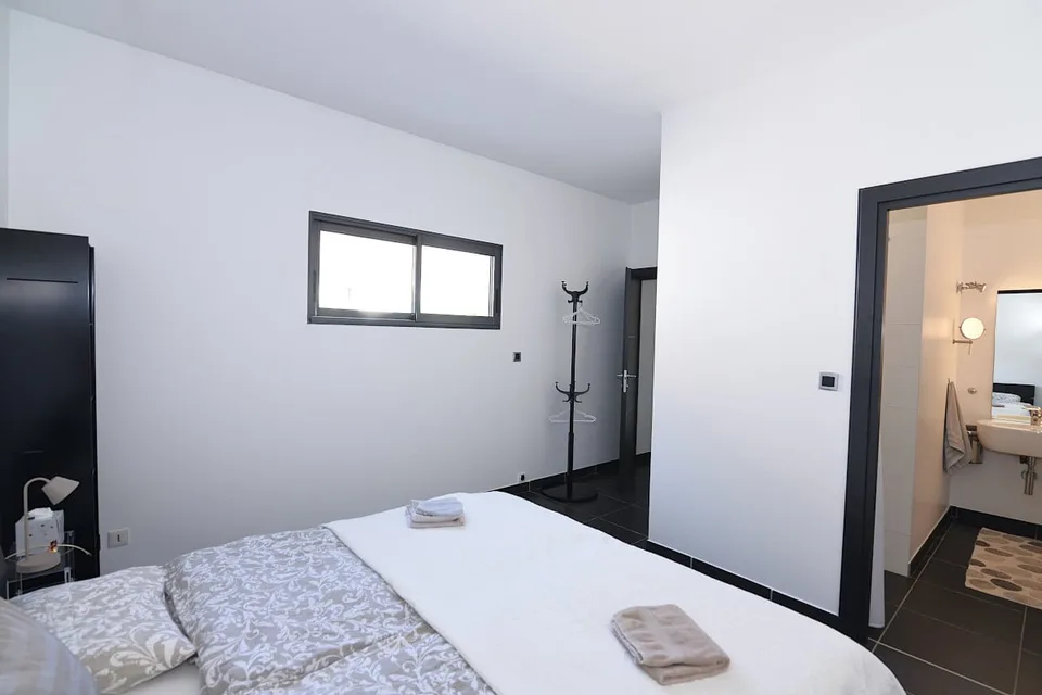 Villa di architetto moderna con casa degli ospiti e piscina in una posizione tranquilla, ideale come seconda casa