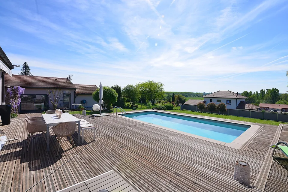 Villa di architetto moderna con casa degli ospiti e piscina in una posizione tranquilla, ideale come seconda casa