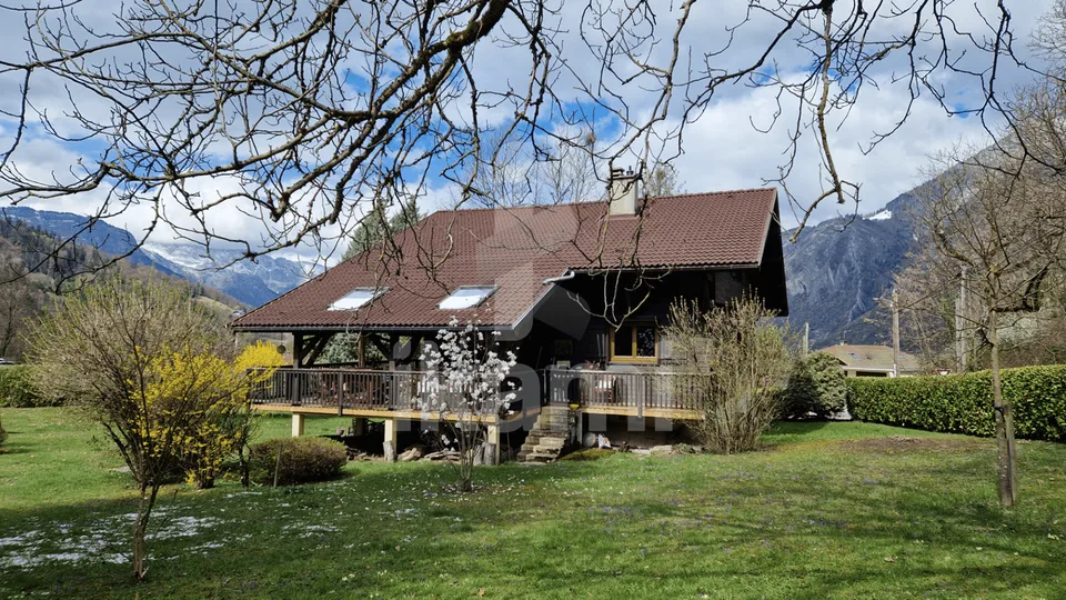 FAVERGES - Maison familiale 284 m² dont 195 m² habitables avec terrain de 2 015 m²