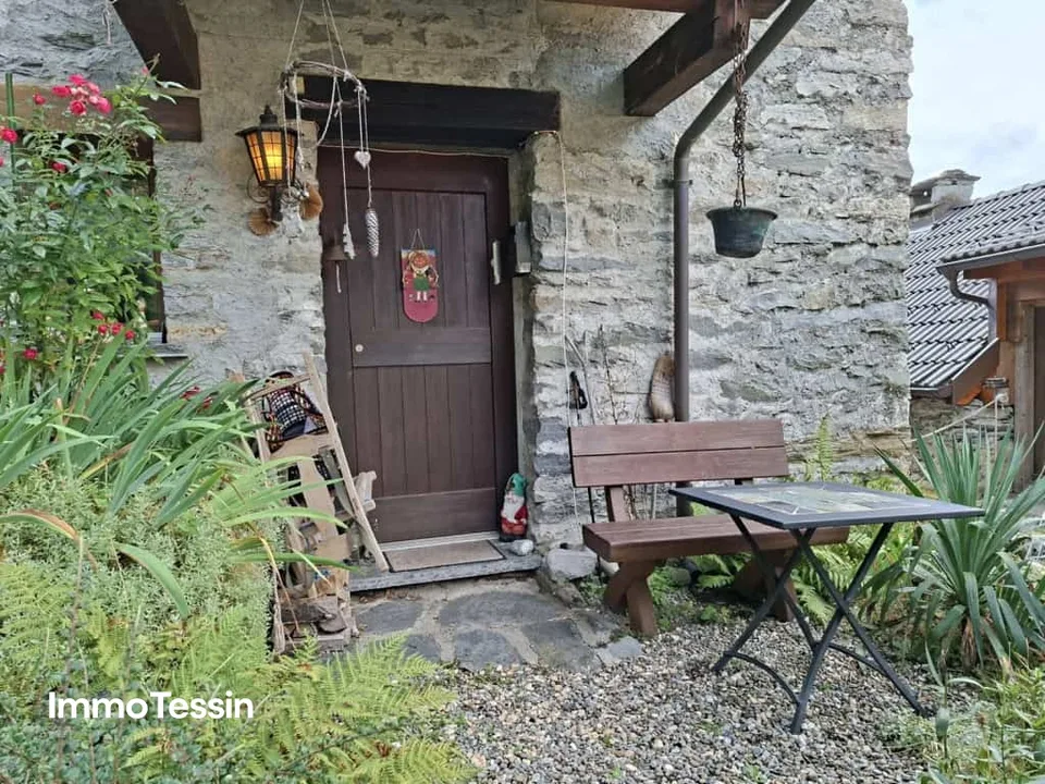 Sehr gemütliches Rustico mit Loggia und Garten an ruhiger und sonniger Bergsichtlage