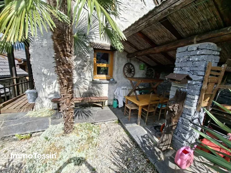 Sehr gemütliches Rustico mit Loggia und Garten an ruhiger und sonniger Bergsichtlage