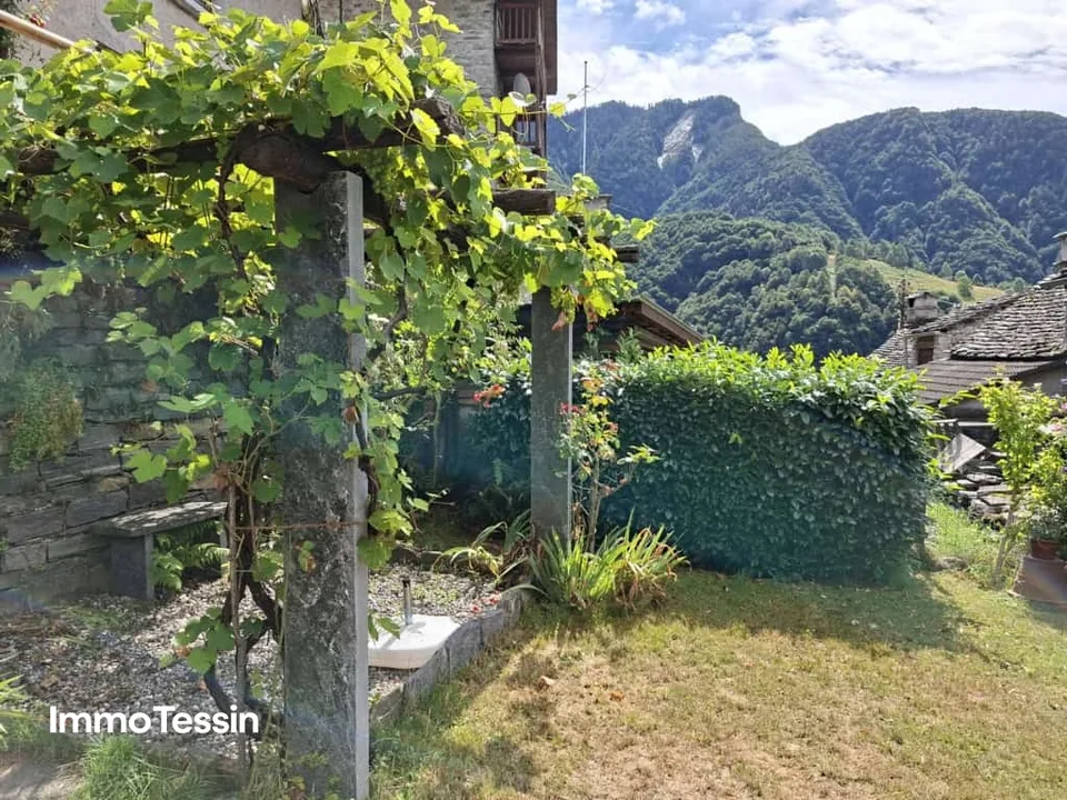 Sehr gemütliches Rustico mit Loggia und Garten an ruhiger und sonniger Bergsichtlage