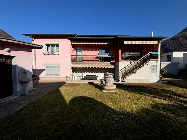 Casa bifamiliare con progetto approvato per sopraelevazione di un piano
