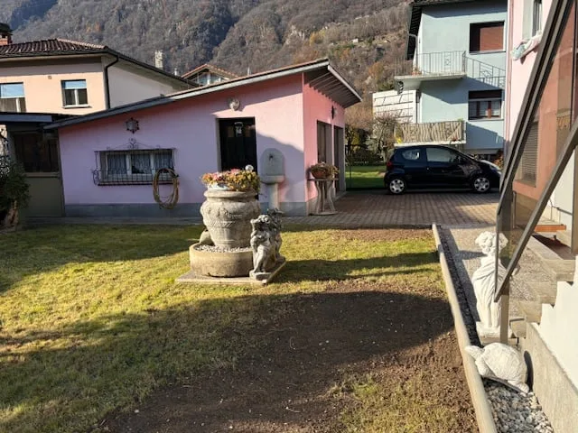 Casa bifamiliare con progetto approvato per sopraelevazione di un piano