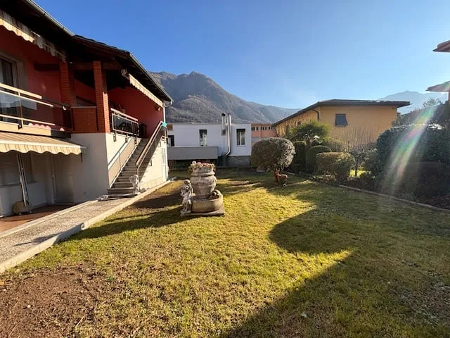 Casa bifamiliare con progetto approvato per sopraelevazione di un piano