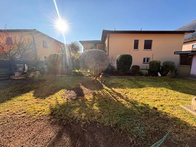 Casa bifamiliare con progetto approvato per sopraelevazione di un piano