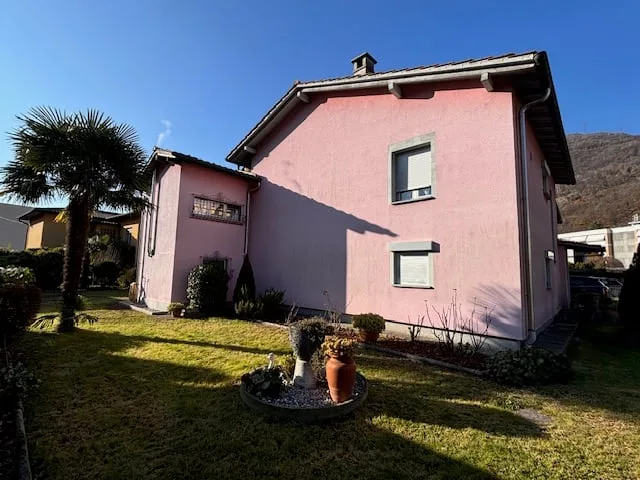 Casa bifamiliare con progetto approvato per sopraelevazione di un piano