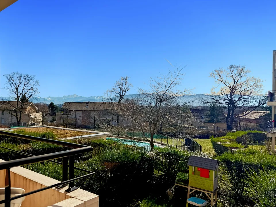 Charming 2-room apartment with balcony and pool in Prévessin-Moëns