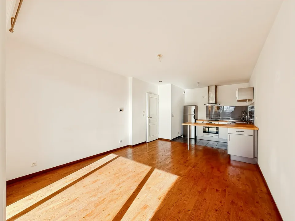Charming 2-room apartment with balcony and pool in Prévessin-Moëns