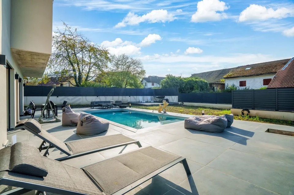 Francia vicina, villa nuova individuale con piscina