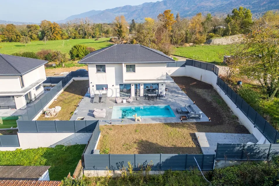 Francia vicina, villa nuova individuale con piscina