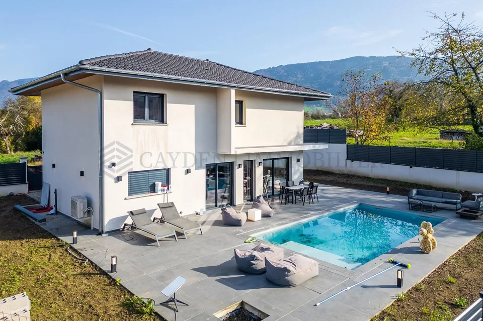 Francia vicina, villa nuova individuale con piscina