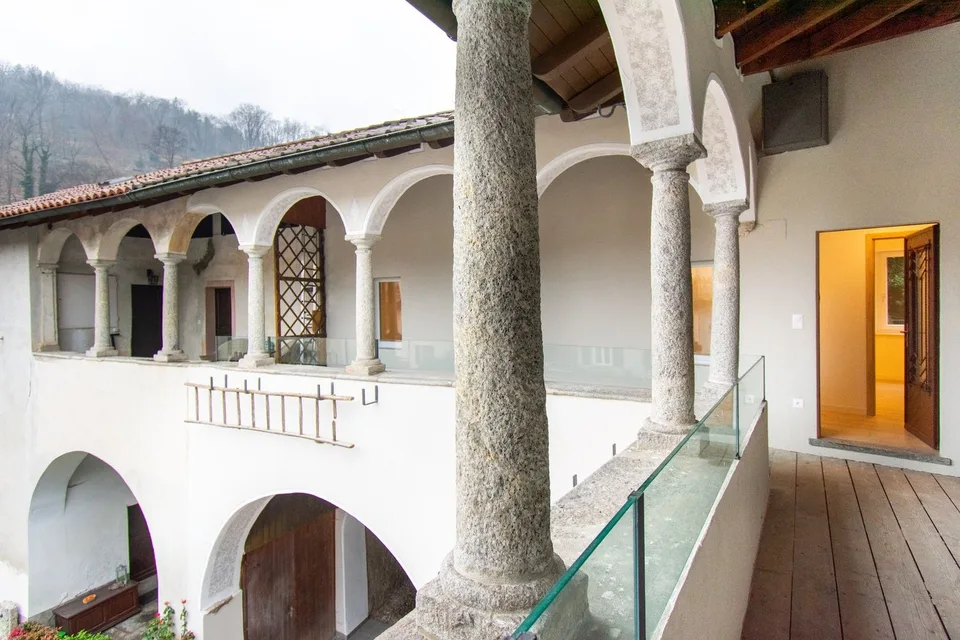 AFFASCINANTE CASA DI NUCLEO CON GRANDE GIARDINO E LOGGIATO