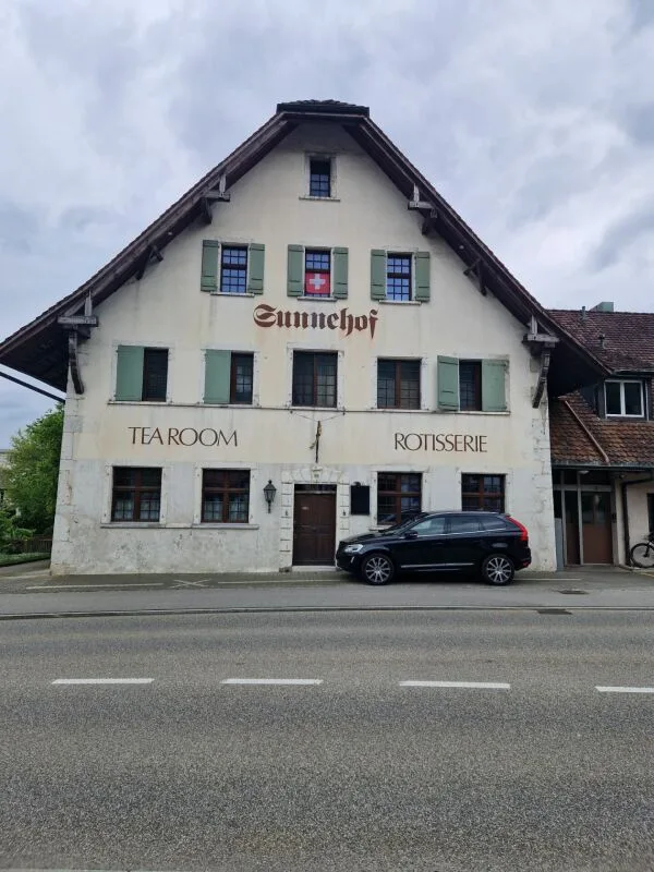 Restaurant mit Wohnungen