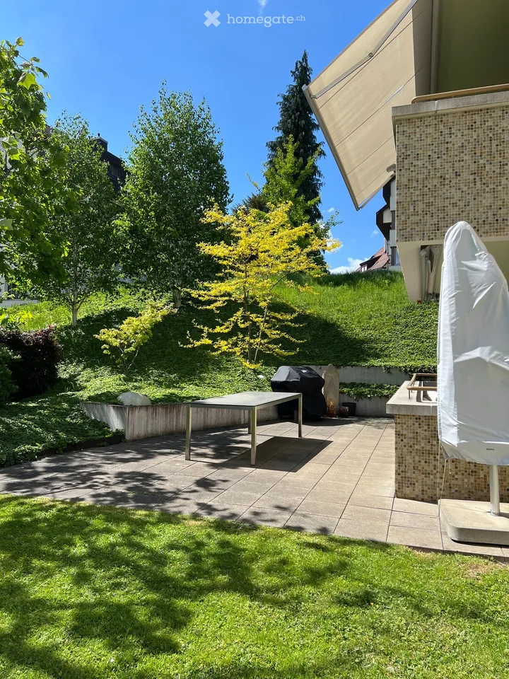 Vendu privément au Rosenberg à St-Gallen appartement de jardin moderne 3.5 pièces dans un environnement similaire à un parc