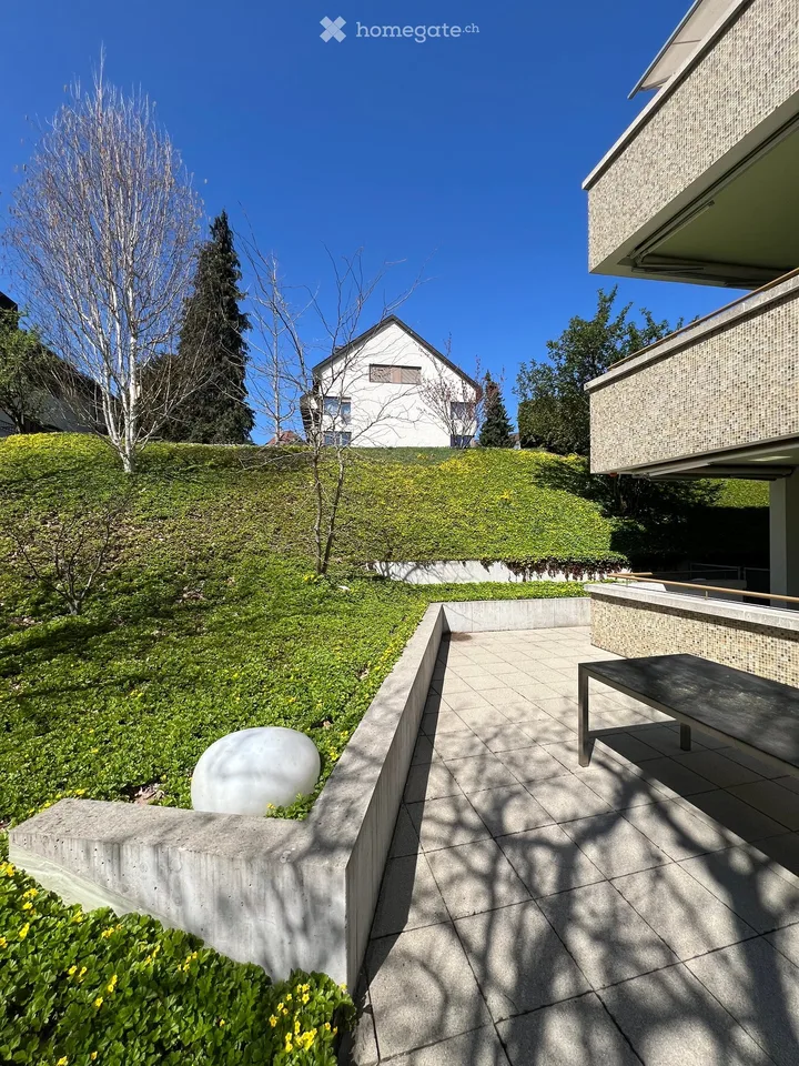 Vendu privément au Rosenberg à St-Gallen appartement de jardin moderne 3.5 pièces dans un environnement similaire à un parc