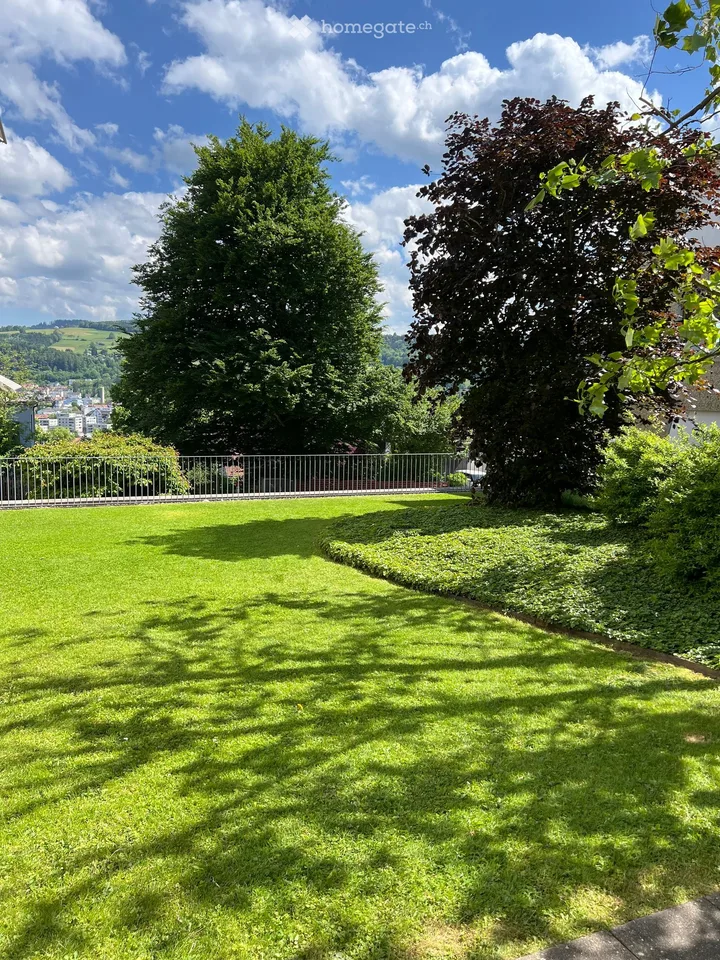 Privat verkauft am Rosenberg in St.Gallen moderne 3.5-Zimmer Gartenwohnung in parkähnlicher Umgebung