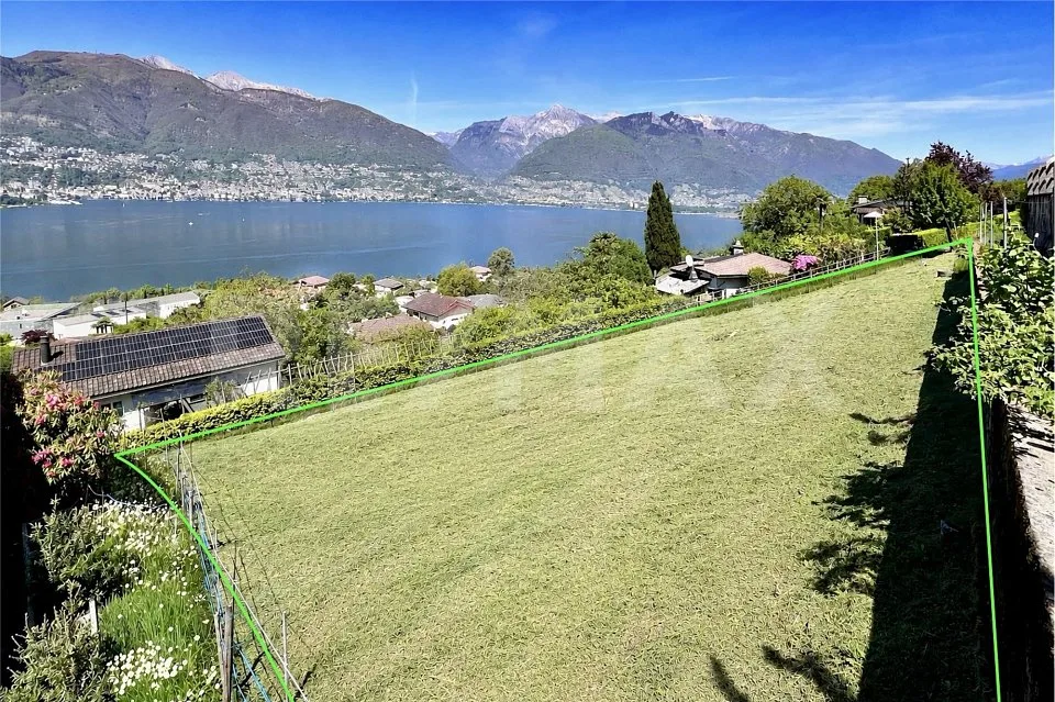 Terreno edificabile con vista lago