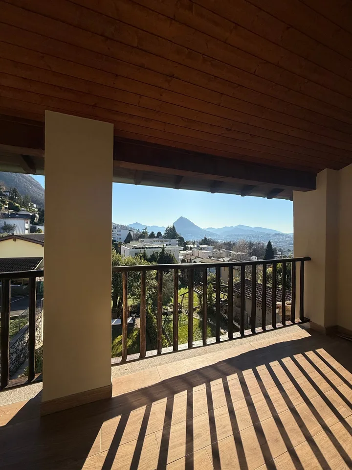 Elegante Villa di 6.5 locali con Vista Panoramica a Lugano – Disponibile Subito – Foto 17 von 27