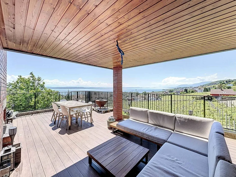 Villa mit hohem Standard inmitten der Weinberge mit atemberaubendem Seeblick